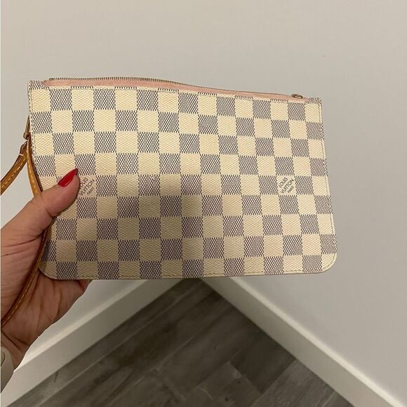 Louis Vuitton 
Pochette Wristlet - Picture 2 of 4